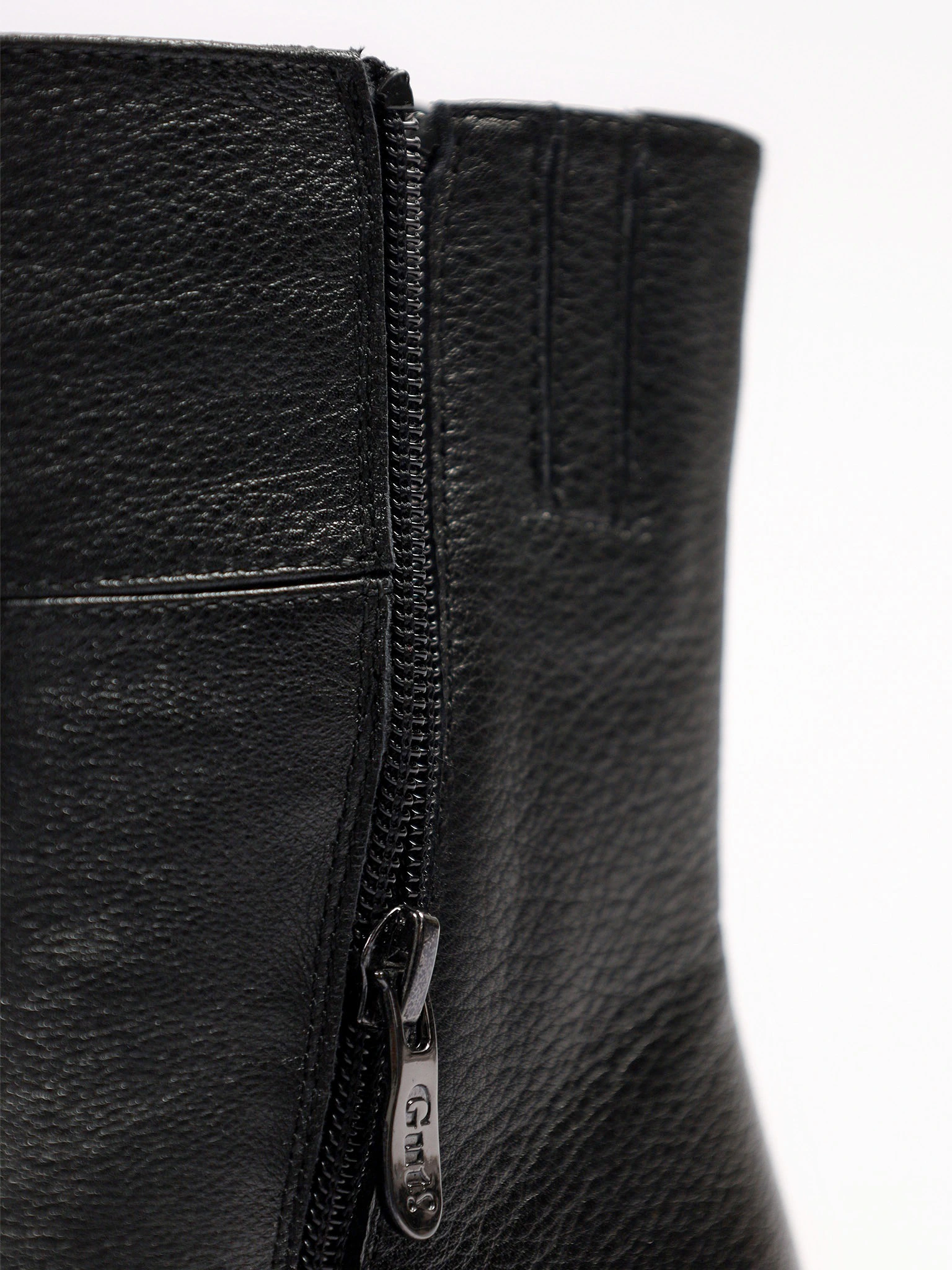 Ботинки черного цвета на среднем широком каблуке